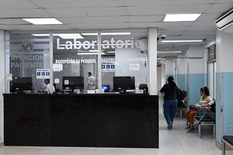 La atención en el área de laboratorio del Hospital Central, de lunes a viernes será para 400 pacientes y los sábados para un máximo de 100 pacientes.