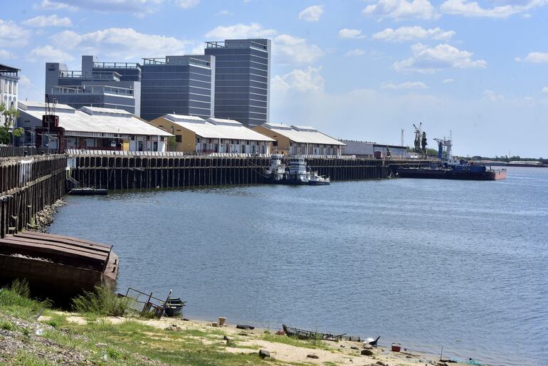 Vista del Puerto de Asunción, desde Playa Montevideo.