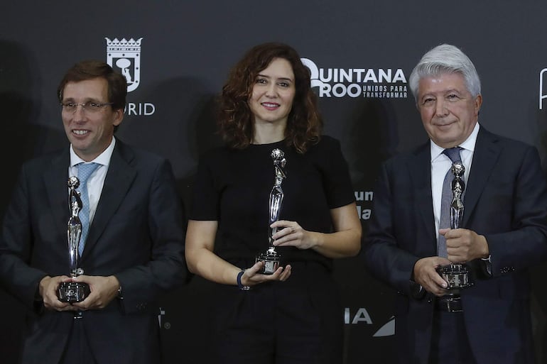 El alcalde madrileño, José Luis Martínez Almeida; la presidenta de la Comunidad de Madrid, Isabel Diaz Ayuso; y el presidente de los Premios Platino y Egeda (Entidad de Gestión de Derechos de los Productores Audiovisuales de España), Enrique Cerezo, posan durante la presentación de XI Edición de los Premios Platino.