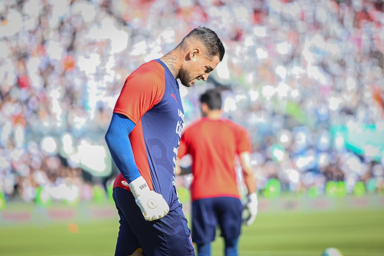 Jean Fernandes, jugador de Cerro Porteño, realiza la entrada en calor en la previa del superclásico vs. Olimpia por la fecha 17 del torneo Clausura 2024 del fútbol paraguayo en el estadio Defensores del Chaco, en Asunción.