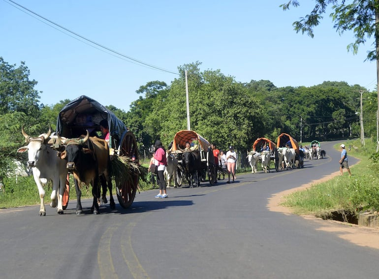 Con el "rancho que camina", una de las tradicionales formas de llegar a Caacupé.