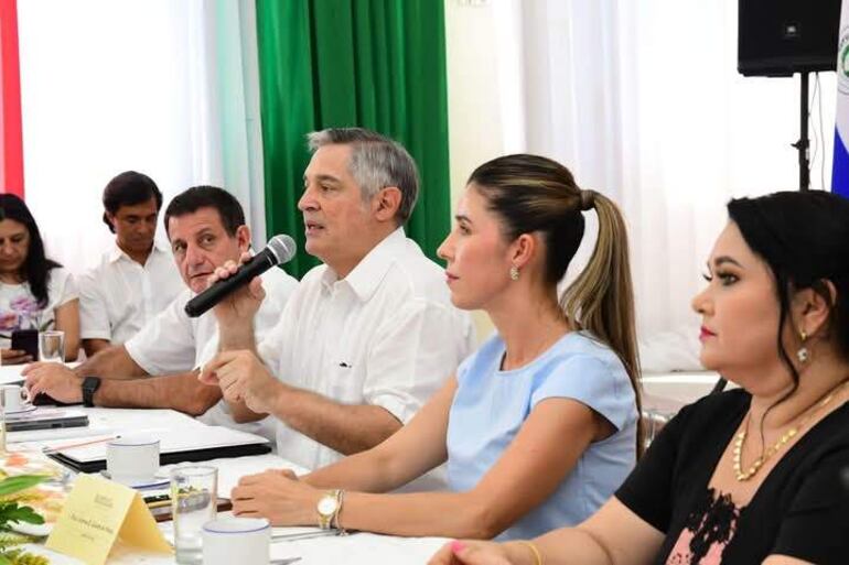 El ministro de Educación, Luis Ramírez, en reunión con intendentes dijo que se debe priorizar construcción de cocina y depósito escolares.