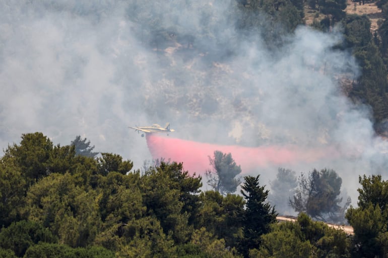 Un avión bombero combate los incendios provocados por los cohetes lanzados desde el Líbano por el grupo paramilitar Hezbolá.