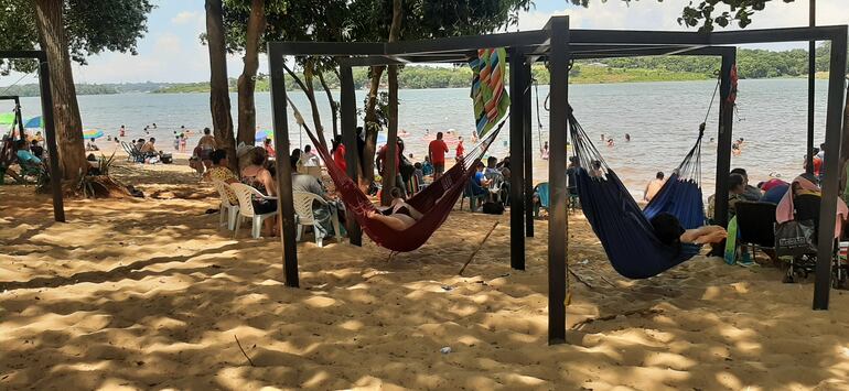 La playa Ñande Renda recibe a gran cantidad de personas diariamente.