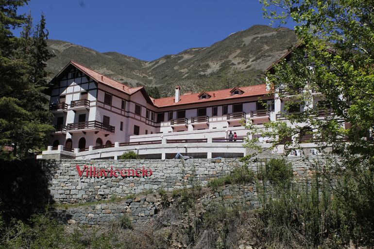 El antiguo Gran Hotel Villavicencio, inaugurado en 1940, fue desde sus inicios un punto de encuentro de la elite argentina de la época. Ahora está en plena etapa de restauración y puesta en valor.