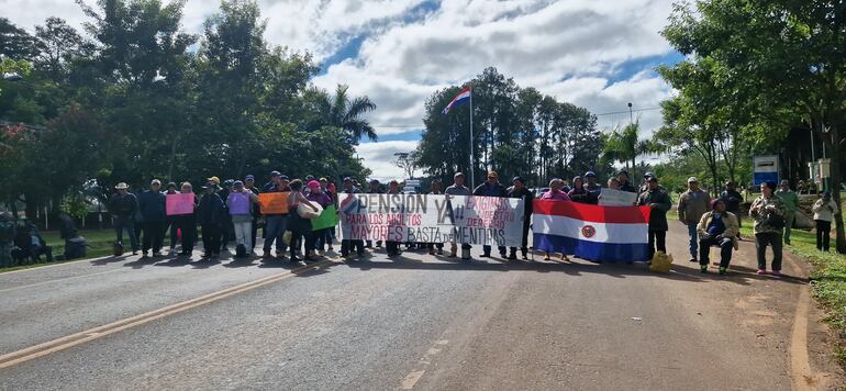 Adultos mayores cerraron ruta para exigir la pensión en Curuguaty.