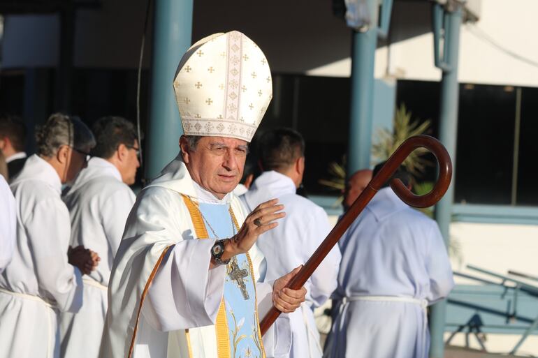 El obispo de la diócesis de Caacupé, monseñor Ricardo Valenzuela presidió la misa en el santuario Nuestra Señora de los Milagros de Caacupé.