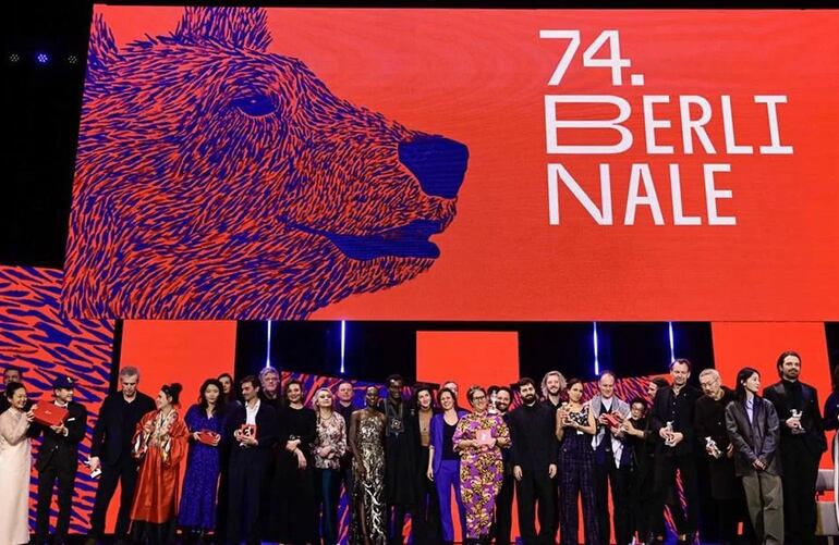 Miembros del jurado y algunos galardonados de la 74 edición del Festival Internacional de Cine de Berlín pidieron un cese el fuego en Gaza durante la ceremonia de premiación. JOHN MACDOUGALL / AFP