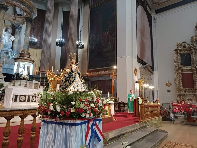 Imagen de la Virgen de Caacupé en la parroquia San Agustín de Barcelona, España.