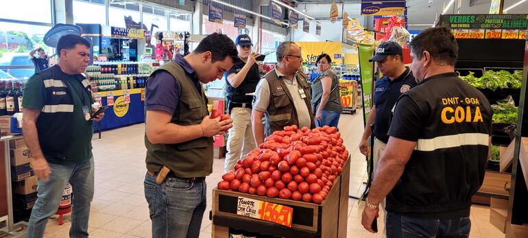 Decomisan más de 2.400 kilos de tomate en un supermercado y en el Abasto