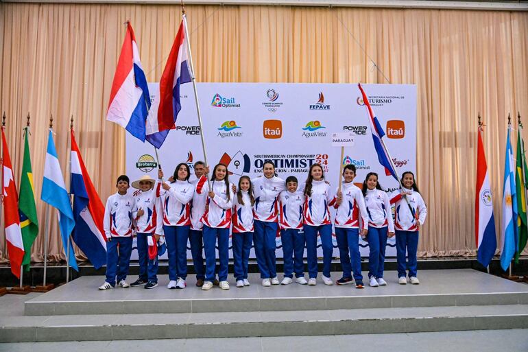 El Team Paraguay que desfiló ayer en la inauguración del Sudamericano de Vela en Encarnación.