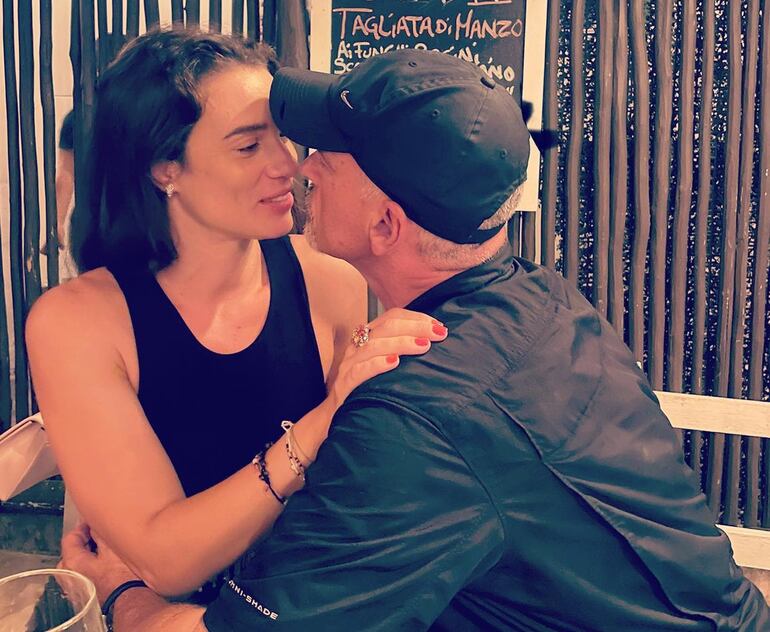 Con esta postal Eros Ramazzotti oficializó su noviazgo con Dalila Gelsomino.