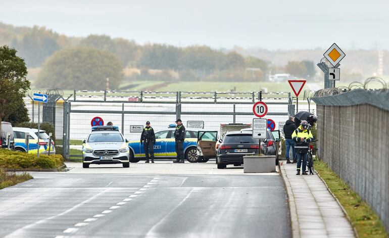 La Policía refuerza la seguridad en los alrededores del aeropuerto de Hamburgo.