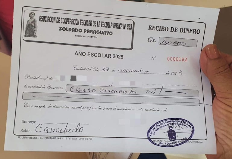 El recibo del pago de aporte que se exige a los padres para la inscripción.