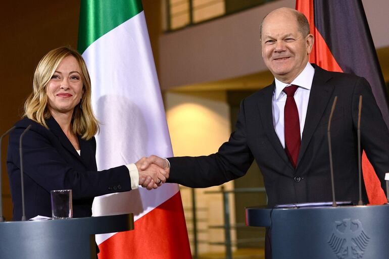 La primera ministra italiana, Giorgia Meloni (i) y el canciller alemán, Olaf Scholz (d).