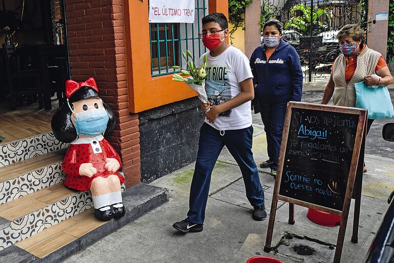 Estatua de Mafalda a la entrada de un restaurante en México.