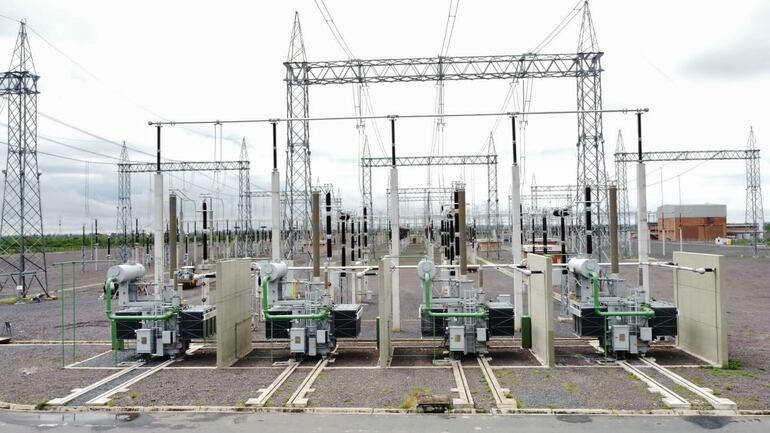 El escaso aprovechamiento de la energía paraguaya en las grandes centrales binacionales debe imputarse a la casi nula ampliación de la infraestructura eléctrica de la ANDE durante varios años. Su plan maestro, en ejecución, pese a su destacable avance de los últimos años aún tropieza con serios problemas de financiación.