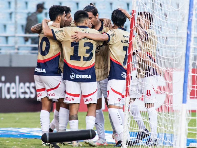 Los jugadores de Cerro Porteño festejan un gol en el partido frente a Monagas por la ida de la Fase 2 de la Copa Libertadores 2025 en el estadio Monumental, en Maturín, Venezuela.