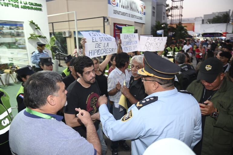 Un jefe policial interviniendo en la manifestación de los asegurados del IPS.