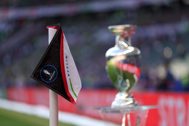 El trofeo de la Eurocopa aguarda en el estadio Olímpico de Berlín por la final entre España e Inglaterra. 