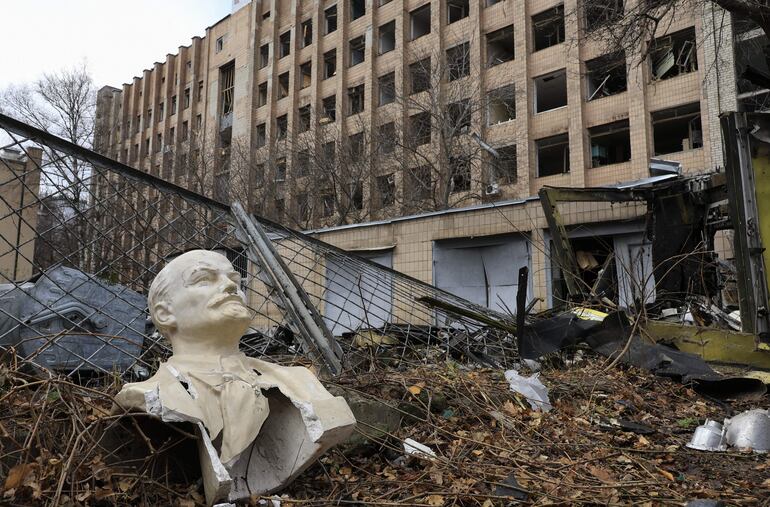 Un busto del fundador de la Unión Soviética, Vladimir Lenin, entre los escombros en el sitio de un bombardeo ruso en Járkov, Ucrania.