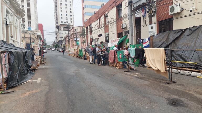 Campesinos se encadenan frente al Indert, ante la falta de respuestas al pedido de regularización de tierras.