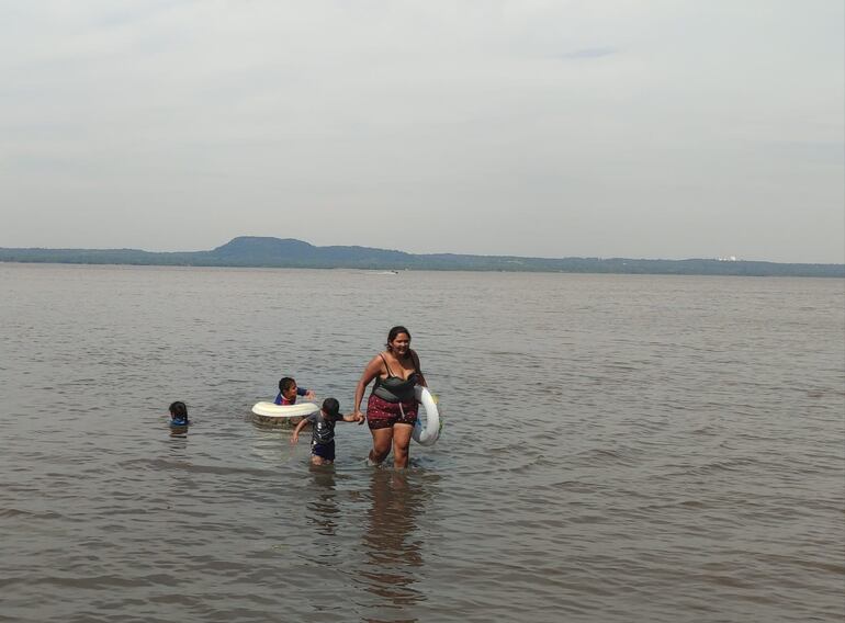 Las aguas del Lago Ypacaraí no son aptas para bañistas pero las familias ingresan con sus pequeños.