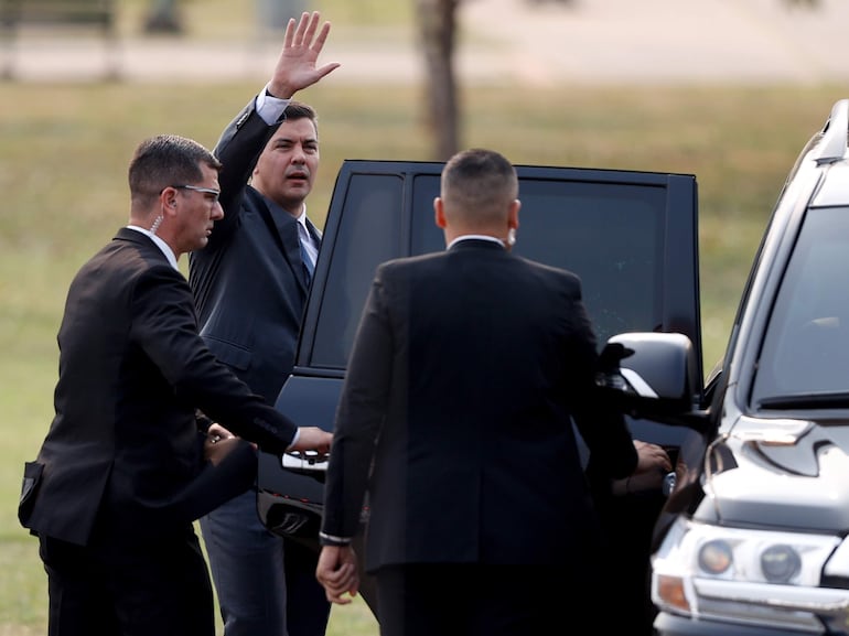 Imagen ilustrativa: el presidente de la República, Santiago Peña, da un saludo antes de subir a una camioneta.