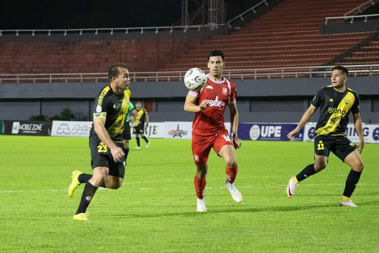 Juan Núñez  domina el balón ante la presencia de Richard Monges, y la mirada de Lucas González. (Foto: APF)