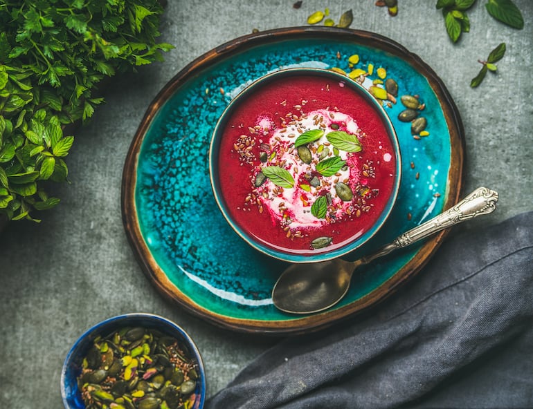 Sopa fría de remolacha y yogur.