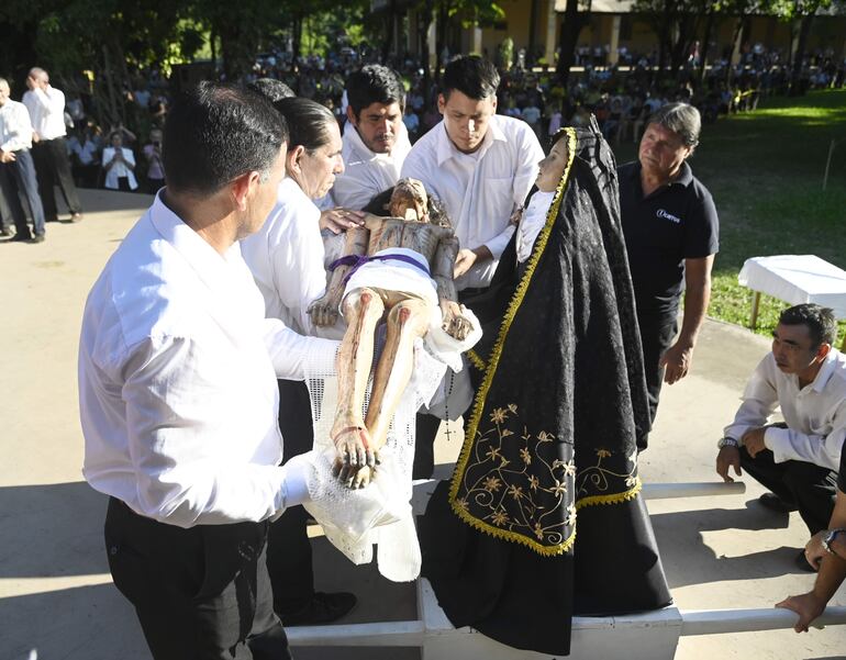 Los apóstoles portan la imagen del crucificado al término de la celebración.
