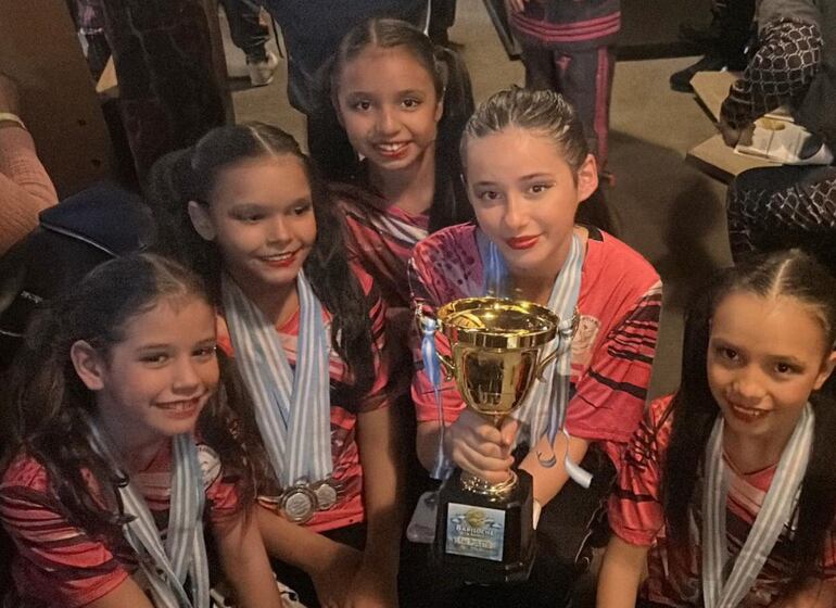 Las pequeñas galardonadas posan con su trofeo y medallas al término de la competencia.