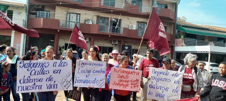 Mujeres se manifestaron frente a la  fiscalía de Coronel Oviedo.