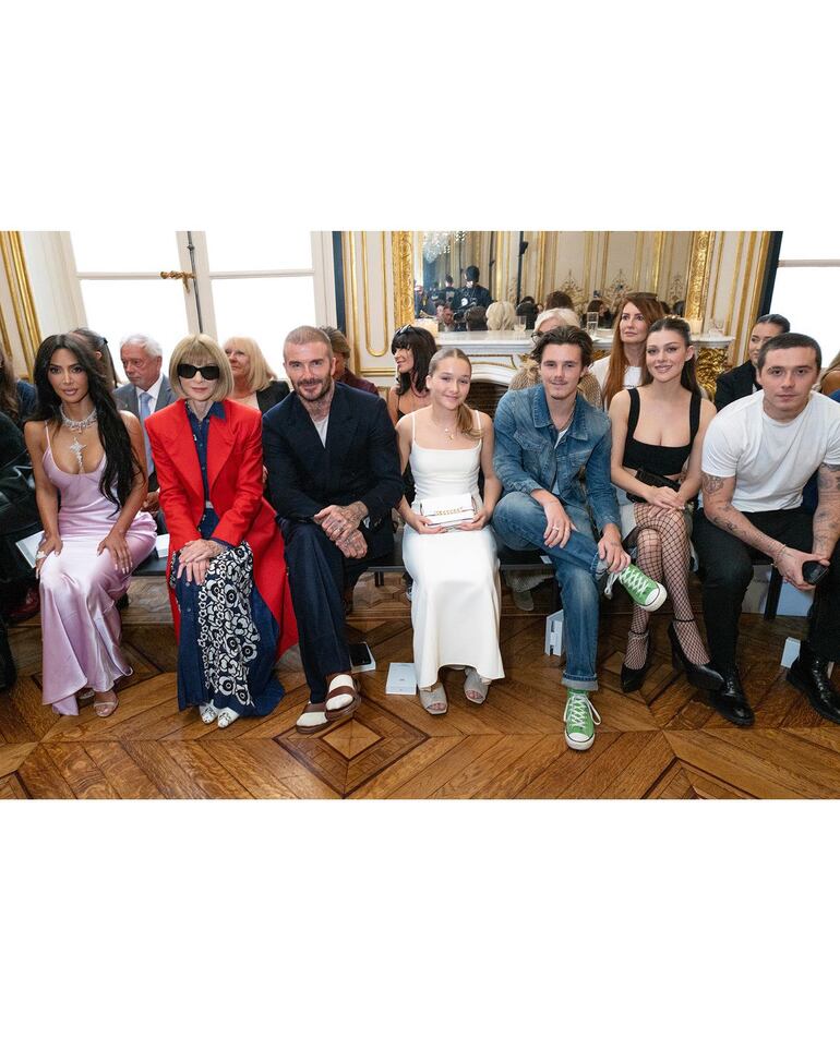 La familia Beckham apoyando a la diseñadora Victoria Beckham en París. (Instagram/Victoria Beckham)