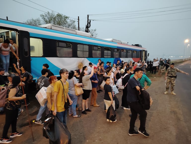 Tren internacional chocó contra camioneta de FTC en el acceso al puente internacional San Roque.