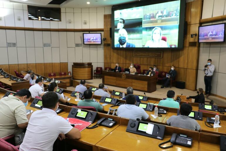 Reunión de dirigentes de organizaciones campesinas y de pequeños productores con el ministro de Agricultura y Ganadería, Moisés Bertoni.