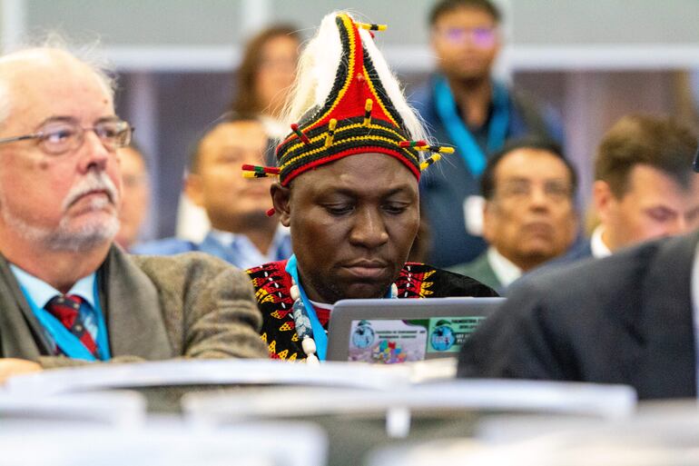 Vista de uno de los delegados presentes durante la apertura de la cuarta ronda negociadora del Comité Intergubernamental de Negociación de la ONU (INC-4) para la firma de un tratado contra la contaminación plástica celebrada este martes en Ottawa (Canadá). La cuarta ronda de las negociaciones para la firma de un tratado de la ONU sobre contaminación plástica se inició este martes en Ottawa con la presencia de miles de delegados para avanzar unas conversaciones atascadas por diferencias de procedimiento y con el objetivo de que el acuerdo esté terminado a finales de 2024.