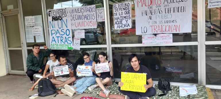 Estudiantes de la Facultad de Filosofía permanecen en vigilia, esperando al decano para la firma de un compromiso.