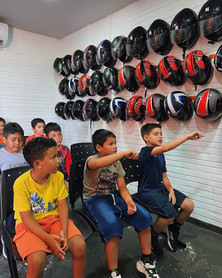 Los niños participando activamente y siguiendo las instrucciones.