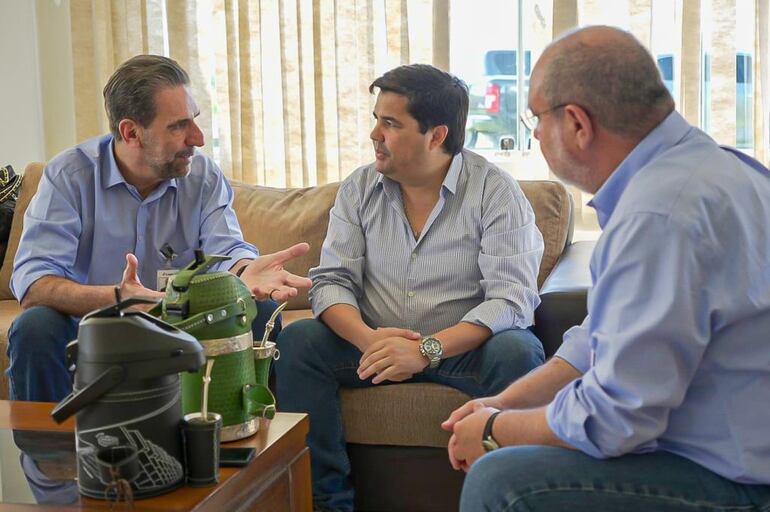 Fuentes de Itaipú y Yacyretá indicaron que se estaba hablando de la posibilidad de  concesión de las obras del Aña Cuá a Itaipú. En la foto, los directores de ambas binacionales en Yacyretá.