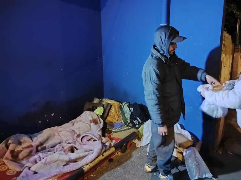 Personas en situación de calle asistidas por los jóvenes de "Noches Solidarias" que recorren con donaciones las calles de Asunción y Gran Asunción por las noches frías.