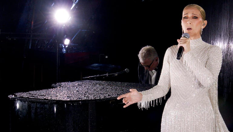 La cantante canadiense Celine Dion actuando en la Torre Eiffel durante la ceremonia de apertura de los Juegos Olímpicos de París 2024