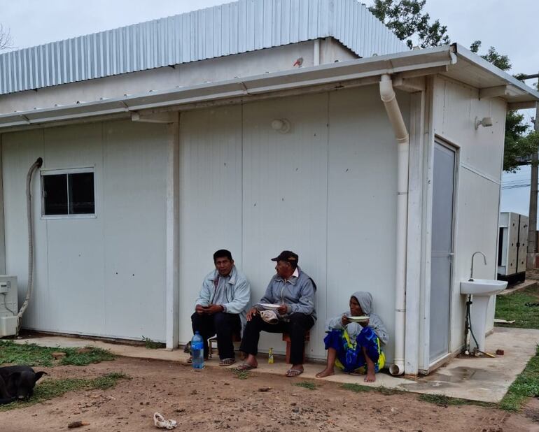 Parientes de pacientes del Hospital Regional de Boquerón en las afueras del albergue.