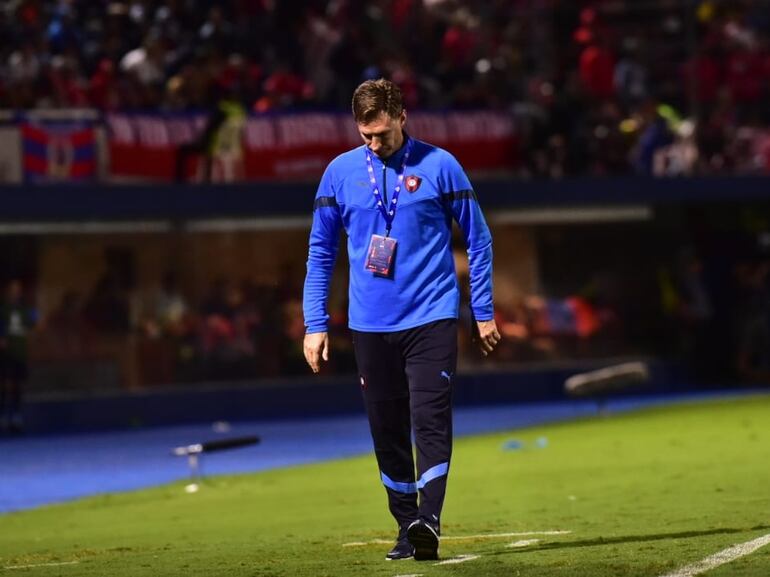 El argentino Facundo Sava, entrenador de Cerro Porteño, durante el partido contra Bolívar por la fase de grupos de la Copa Libertadores en el estadio La Nueva Olla, en Asunción.