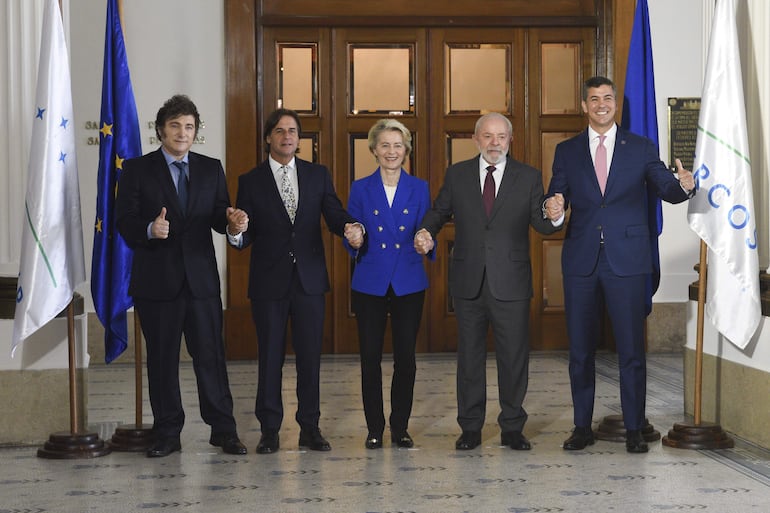 (i-d) Los presidentes de Argentina, Javier Milei; de Uruguay, Luis Lacalle Pou; la presidenta de la Comisión Europea, Ursula von der Leyen; y los presidentes de Brasil, Luiz Inácio Lula da Silva, y de Paraguay, Santiago Peña, posan en la sede del Mercosur, el 6 de diciembre en Montevideo (Uruguay). EFE/ Sofía Torres
