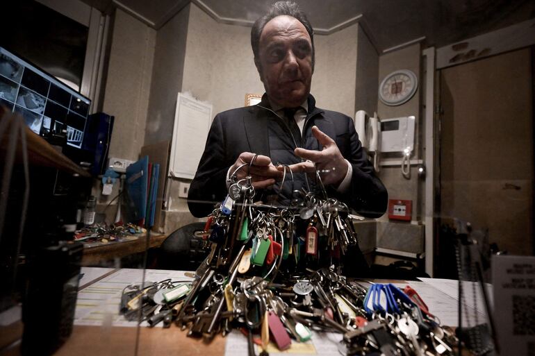 Gianni Crea, guardián de las llaves de los Museos Vaticanos, muestra un mástil de llaves durante una visita privada a los museos por la noche.