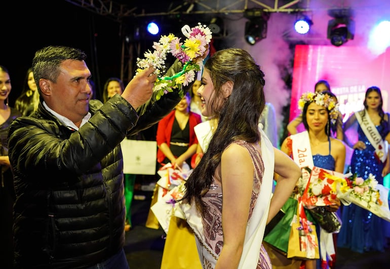 La miss Primavera Caazapá 2024, Viviani Elizabeth Silva Sosa, es coronada por el intendente Amado Díaz Verón.