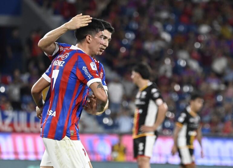 Enzo Giménez, jugador de Cerro Porteño, celebra un gol en el partido frente a General Caballero de Juan León Mallorquín por la fecha 15 del torneo Clausura 2024 del fútbol paraguayo en el estadio La Nueva Olla, en Asunción.