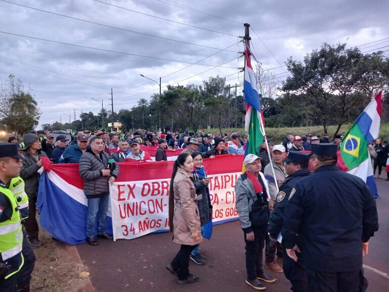 Los exobreros de la Itaipú llevan tres días de manifestación sobre la ruta PY07.