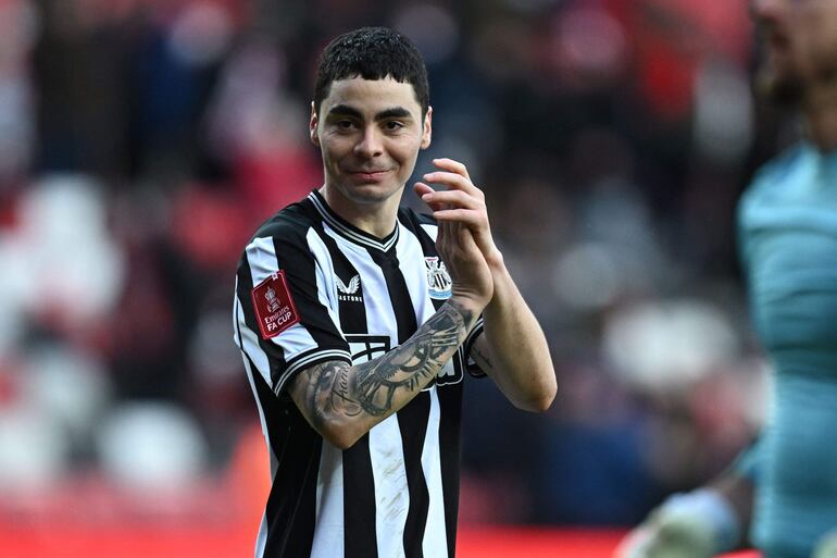 El mediocampista paraguayo #24 del Newcastle United, Miguel Almirón, aplaude a los fanáticos en el campo después del partido de fútbol de tercera ronda de la Copa FA inglesa entre Sunderland y Newcastle United en el Estadio de la Luz en Sunderland, en el noreste de Inglaterra, el 6 de enero de 2024.